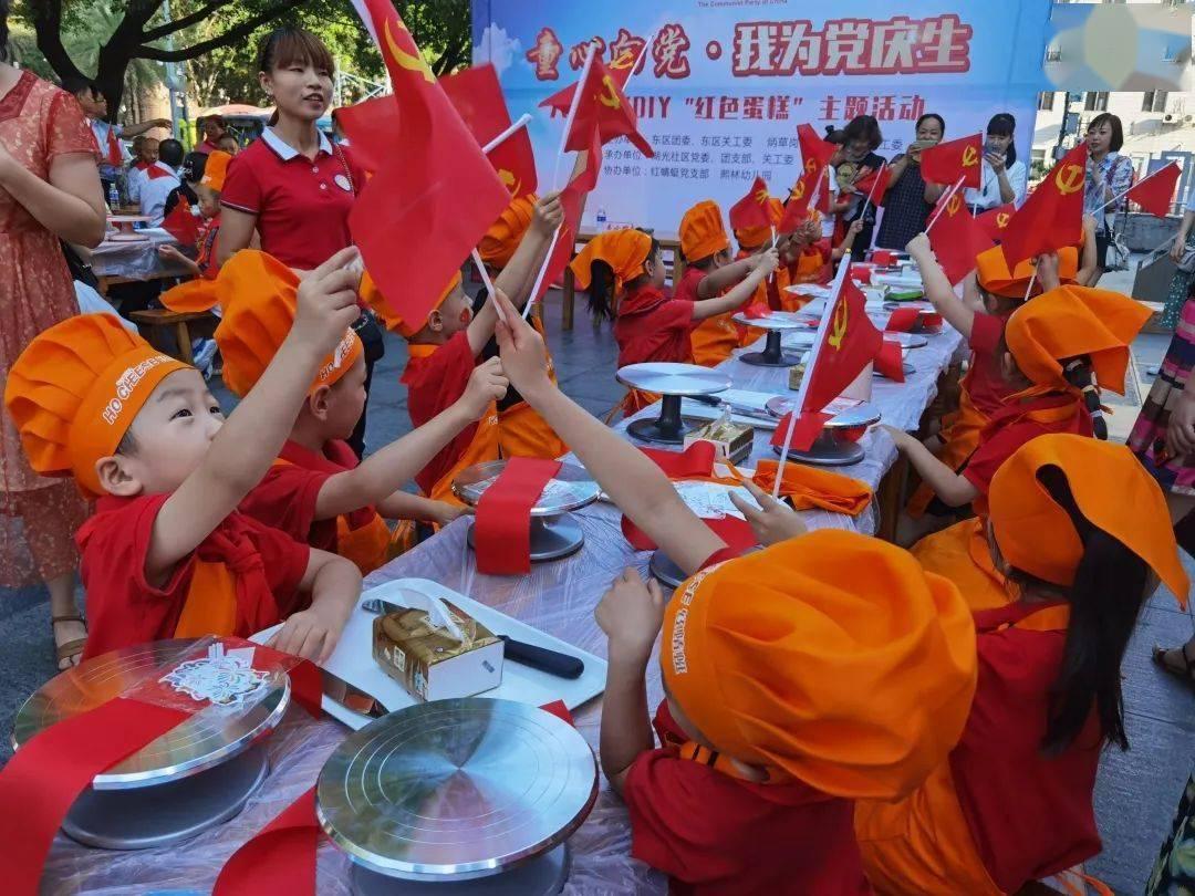 巩俐和替身的合影，两人几乎一模一样，这谁能分清她俩谁是谁？